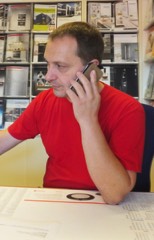 Thomas Simon im Kundendienst am Telefon