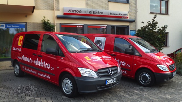 Simon Elektro Fahrzeuge vor dem Geschäft